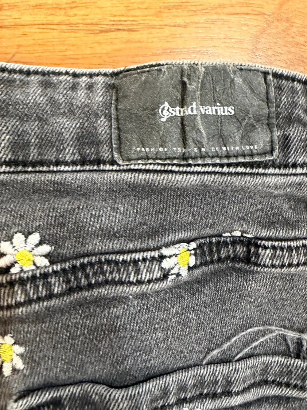 stradivarius Vintage Black ’Mom Slim’ Jeans w/ Daisy Embroidery Size 8